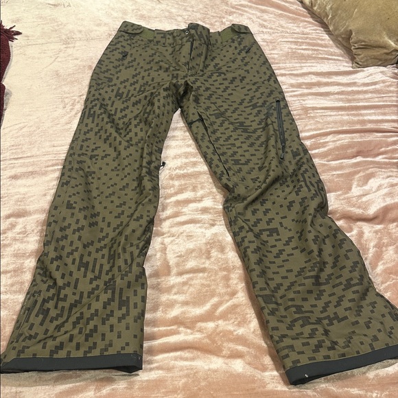 Mountain Hardwear Women’s Insulated Snow Pants - Picture 8 of 9